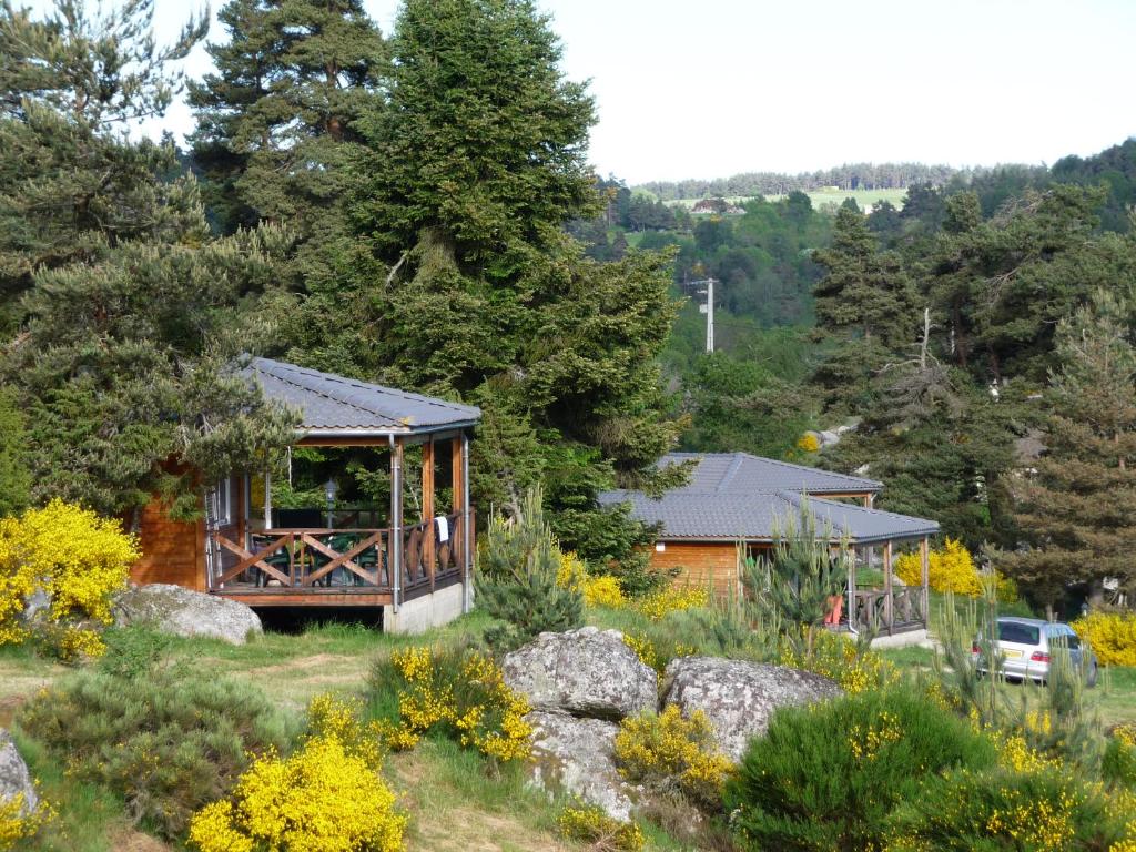 eine Hütte inmitten eines Feldes mit Bäumen in der Unterkunft Le Chalets du lac de Ganivet in Ribennes