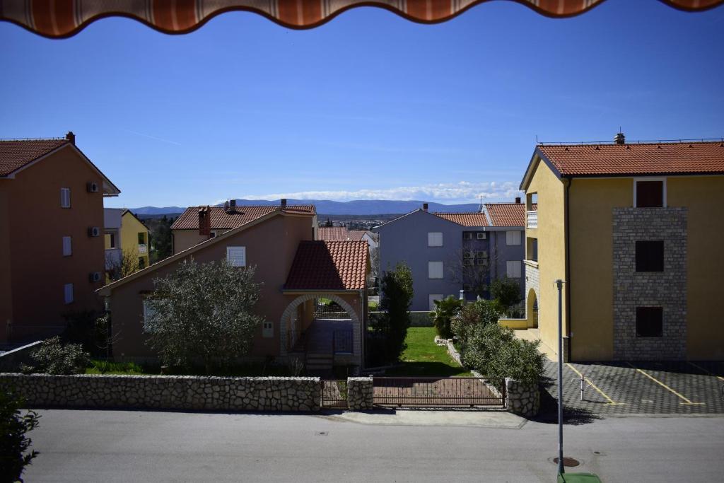 een uitzicht op een woonwijk met huizen bij Apartment Grace in Malinska
