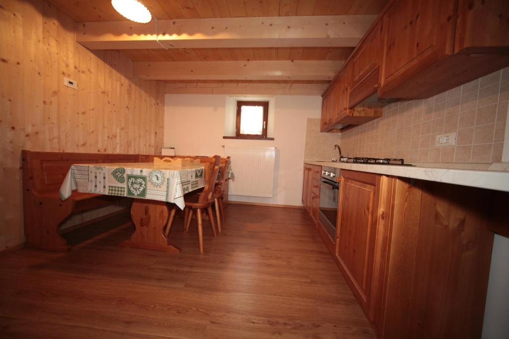 Kuchyň nebo kuchyňský kout v ubytování Albergo Diffuso Valcellina e Val Vajont in Erto