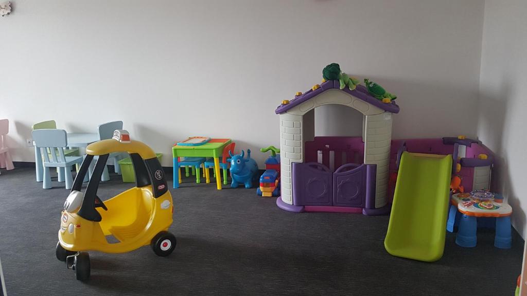 pokój z zabawką zaparkowaną obok domu zabaw w obiekcie Pokoje Wileńska w mieście Mikołajki