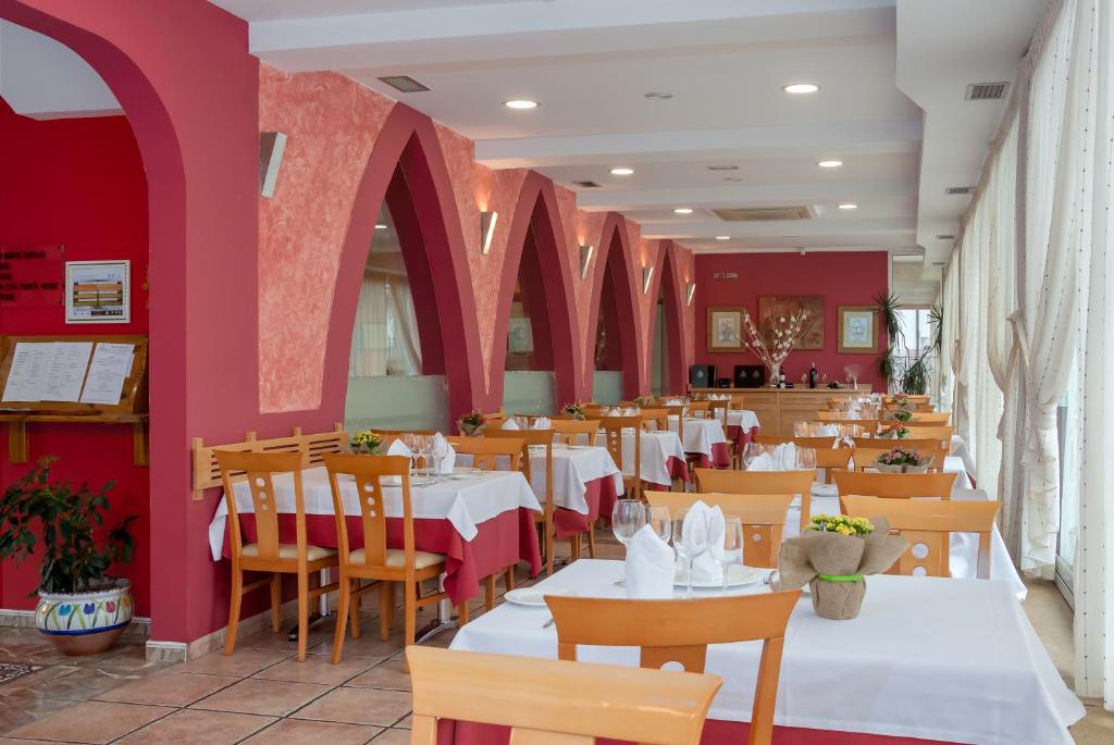 Restaurace v ubytování Hotel La Terraza De Puente Viesgo