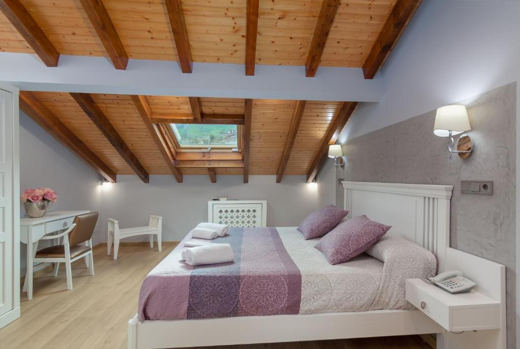 Postel nebo postele na pokoji v ubytování Hotel La Terraza De Puente Viesgo