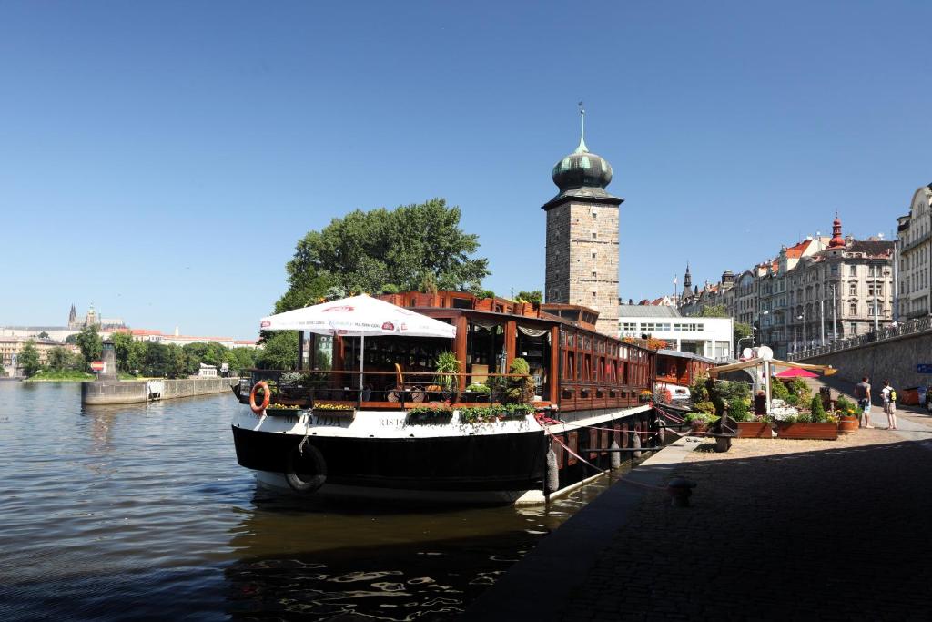 Výhled na řeku, která protéká v blízkosti ubytování na lodi