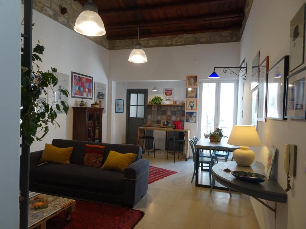een woonkamer met een bank en een tafel bij Casa Paloma Charme in Palermo
