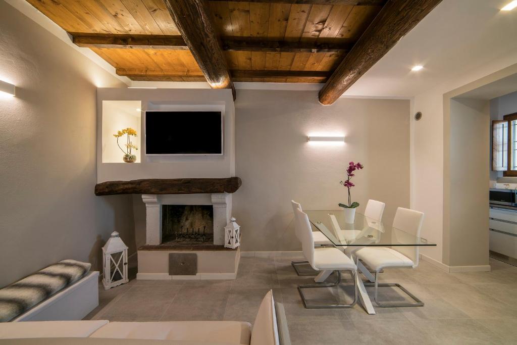 TV a/nebo společenská místnost v ubytování Rocca Palazzaccio