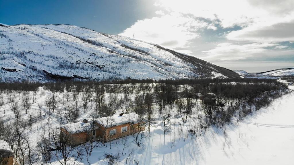 Ein Zug im Schnee auf einem verschneiten Berg in der Unterkunft Villa Kinos in Utsjoki