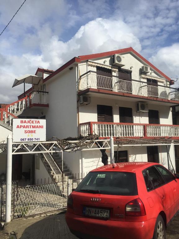 Edificio en el que se encuentra el hostal o pensión