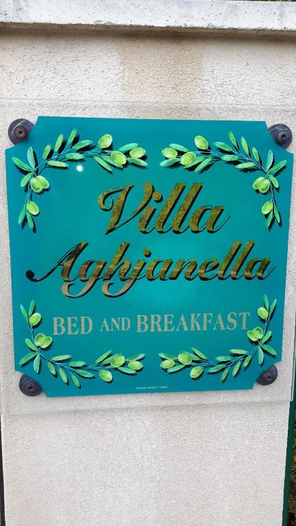 パトリモニオにあるVilla Aghjanellaの赤色の看板