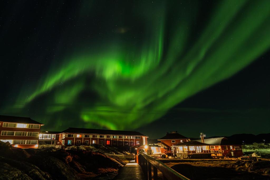 une image des lumières du nord dans le ciel dans l'établissement Hotel Arctic, à Ilulissat