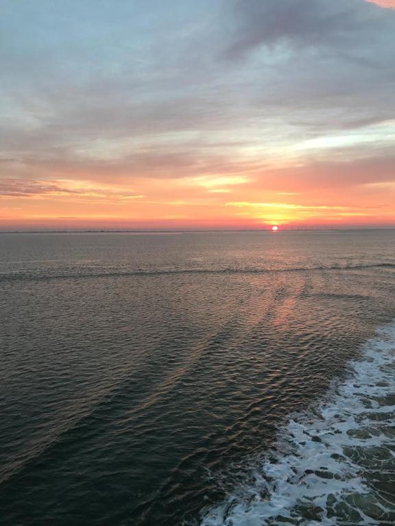 ビューズムにあるFerienwohnung Nordlichtの海上の夕日
