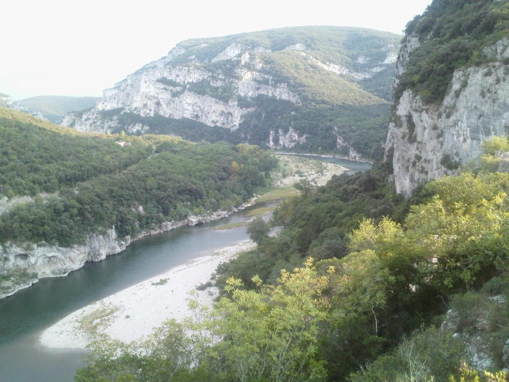 ルオムにあるgîte en sud Ardècheの山を背景に流れる川の眺め