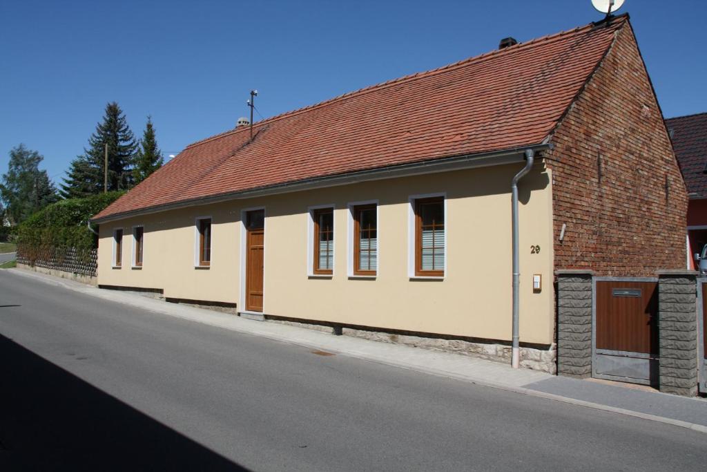 um edifício ao lado de uma estrada em Ferienwohnung Helbing em Marlishausen