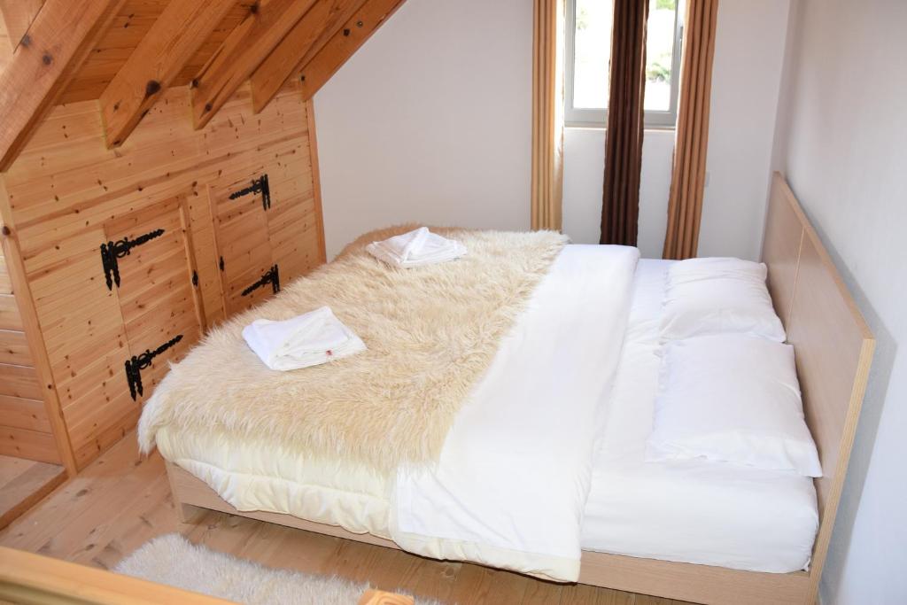 Postel nebo postele na pokoji v ubytování Sofra E Shpatit