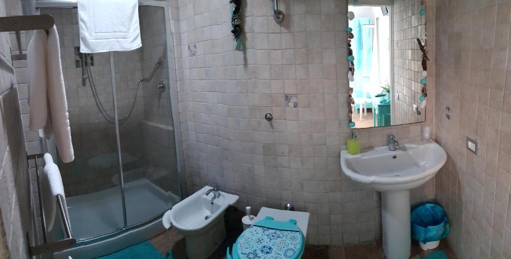 a bathroom with a sink and a shower and a toilet at La Papaya in Marina di Pisa