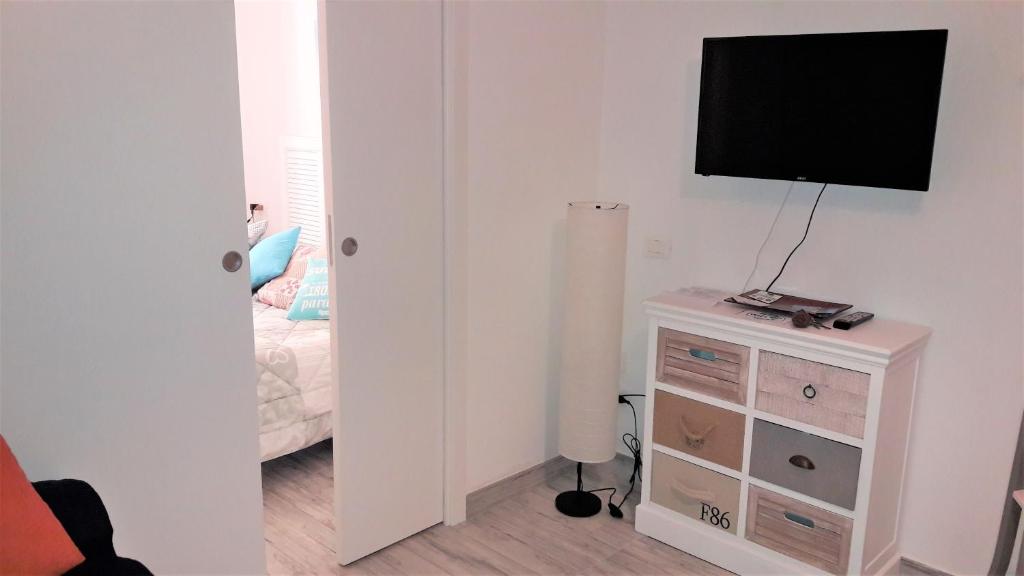 A television and/or entertainment centre at Aurora: Beach-5 Terre-trekking-excursions-relax