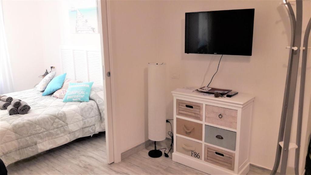 A television and/or entertainment centre at Aurora: Beach-5 Terre-trekking-excursions-relax