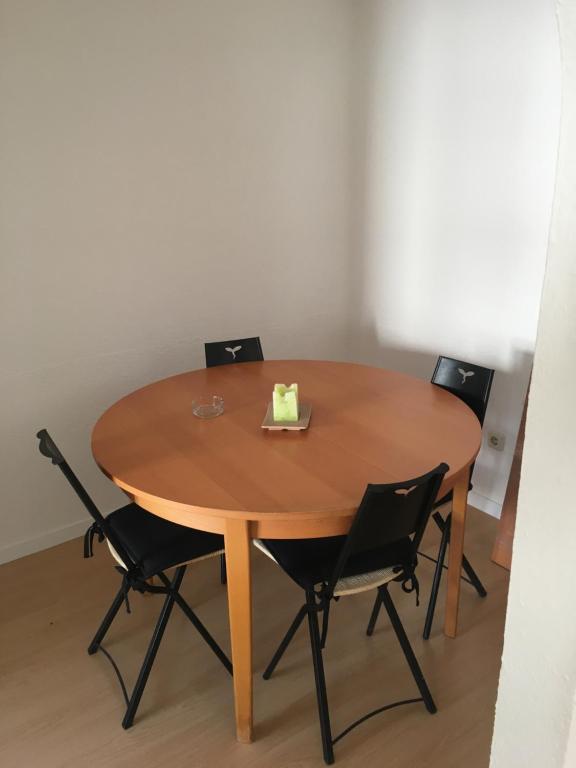 アウクスブルクにあるMonteurezimmerの木製テーブル(椅子4脚付)