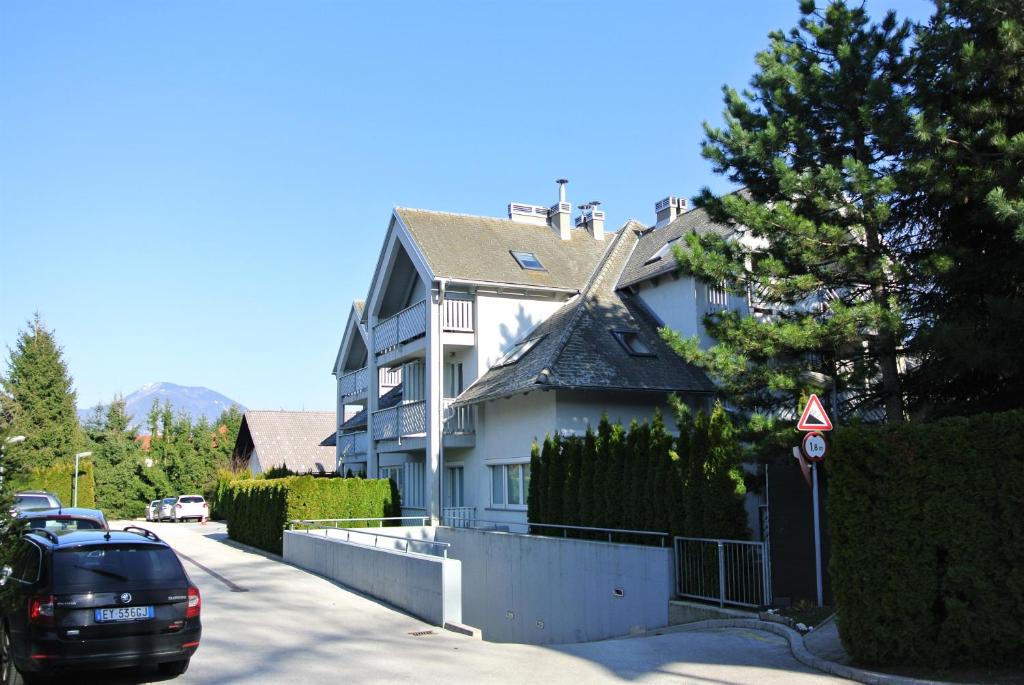 ein weißes Haus mit einem davor geparkt in der Unterkunft Studio No.14 Bled in Bled
