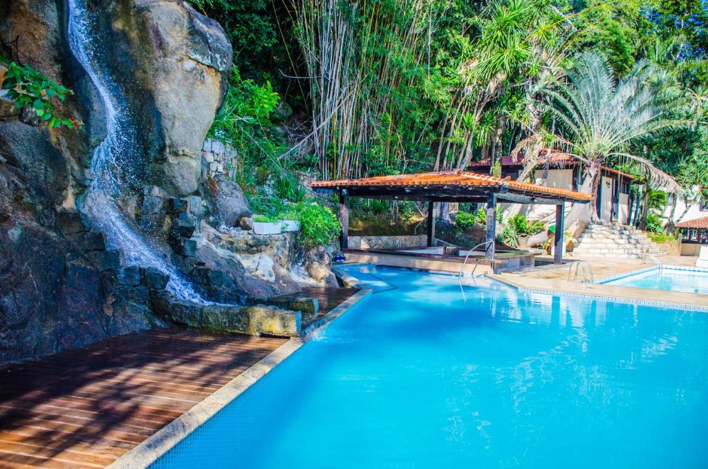 una piscina en un complejo con cascada en Hotel Pierre, en Itaguaí