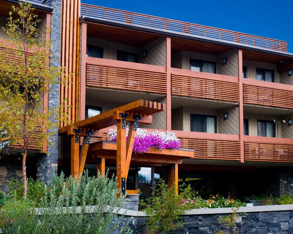 Un balcón o terraza en Banff Aspen Lodge