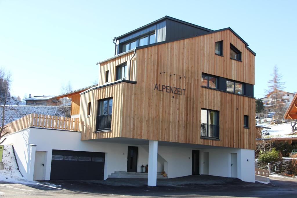 una casa con una fachada de madera encima en Alpenzeit, en Ladis