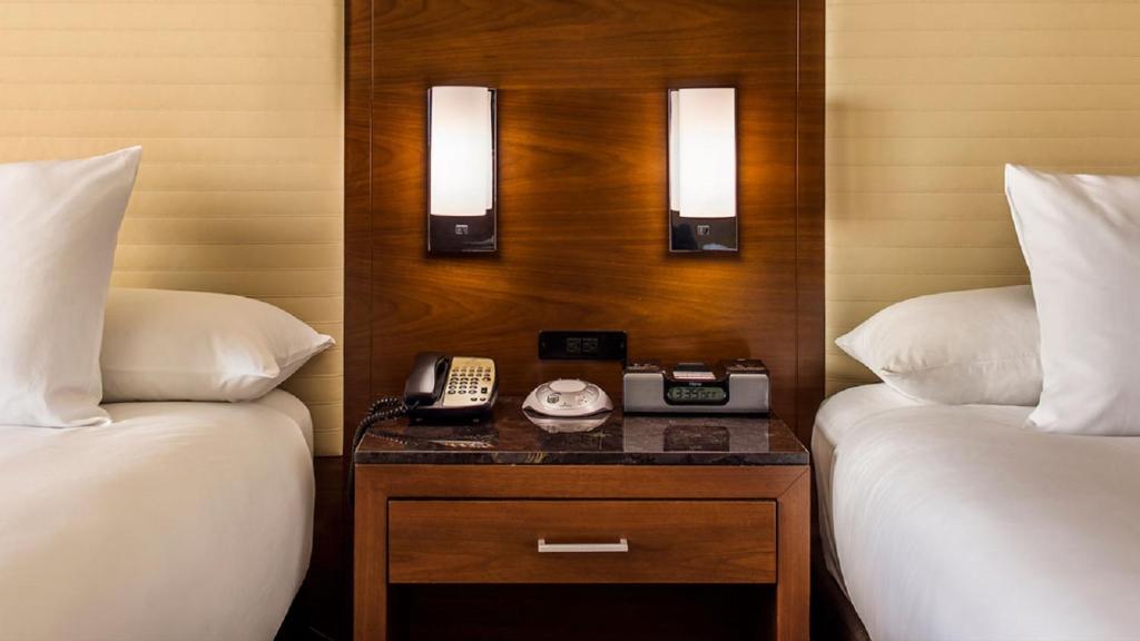 Hyatt Regency O'Hare Chicago - 2つのダブルベッドとバルコニーを備えたダブルルーム