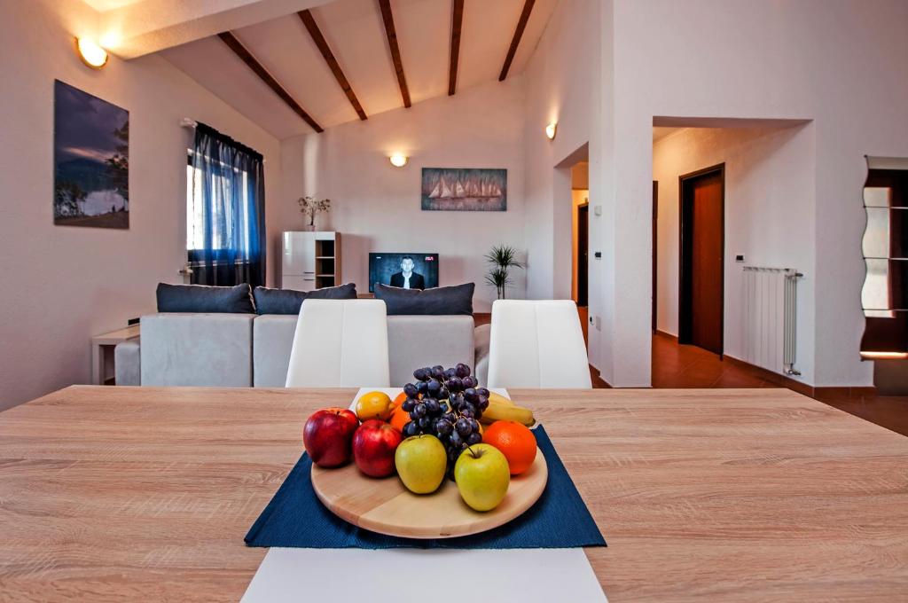 talerz owoców na stole w salonie w obiekcie Apartment Bora Rovinj w Rovinj