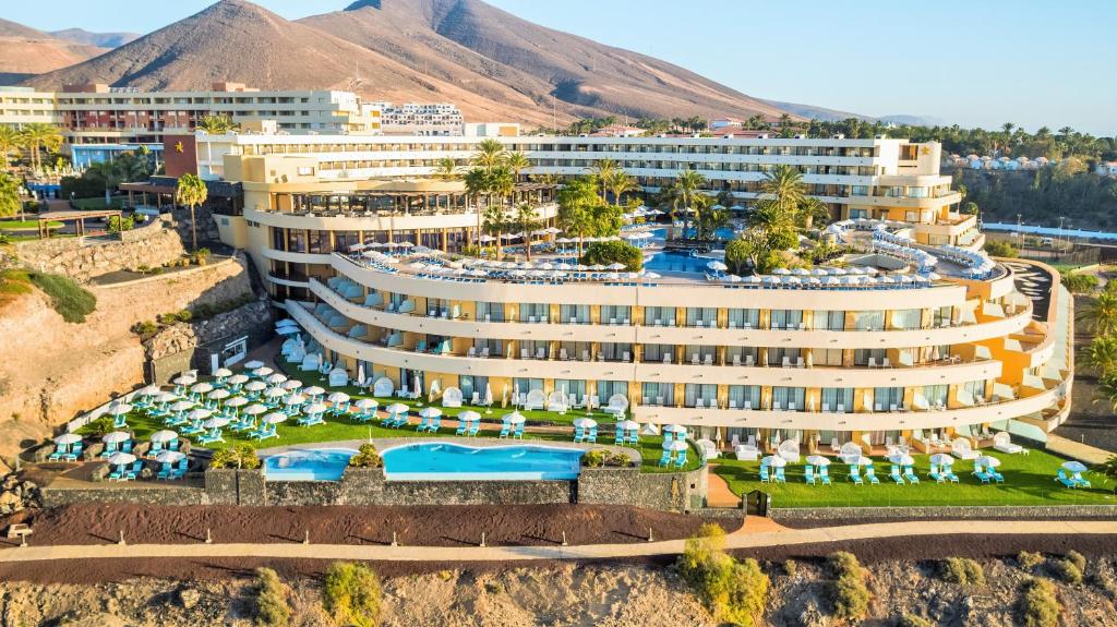 Bazén v ubytování Iberostar Waves Playa Gaviotas All Inclusive nebo v jeho okolí