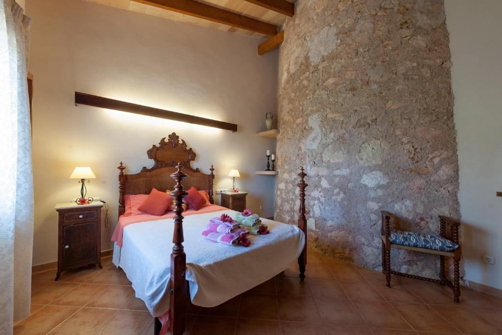 A bed or beds in a room at Villa Es Moli - Son Femenia