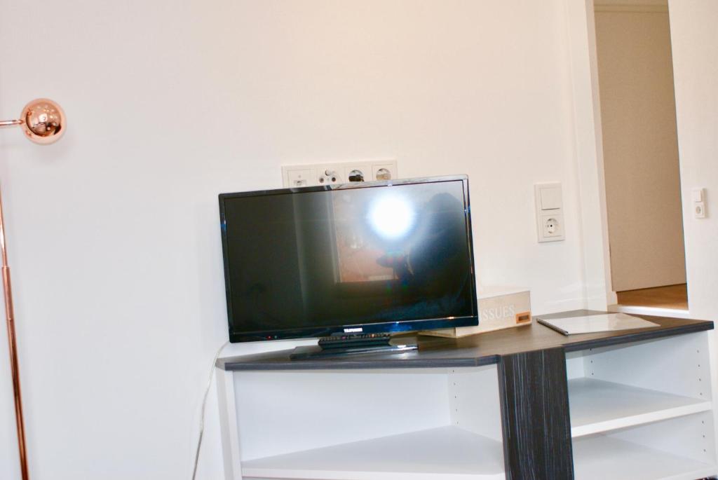 a television sitting on top of a desk at Deichhotel Rose in Juist