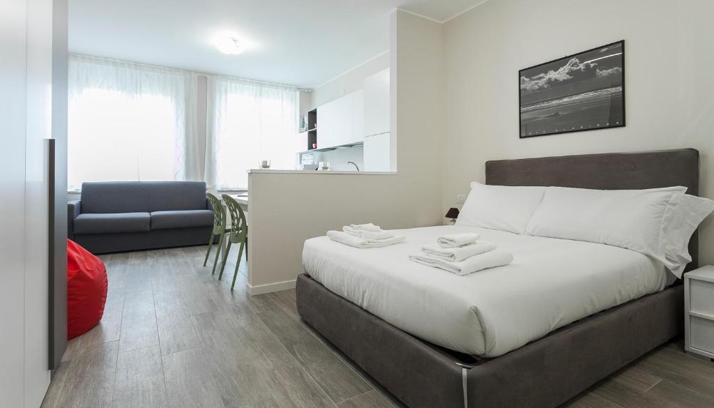 een slaapkamer met een bed en een woonkamer bij Italianway-Cadorna 10B in Milaan