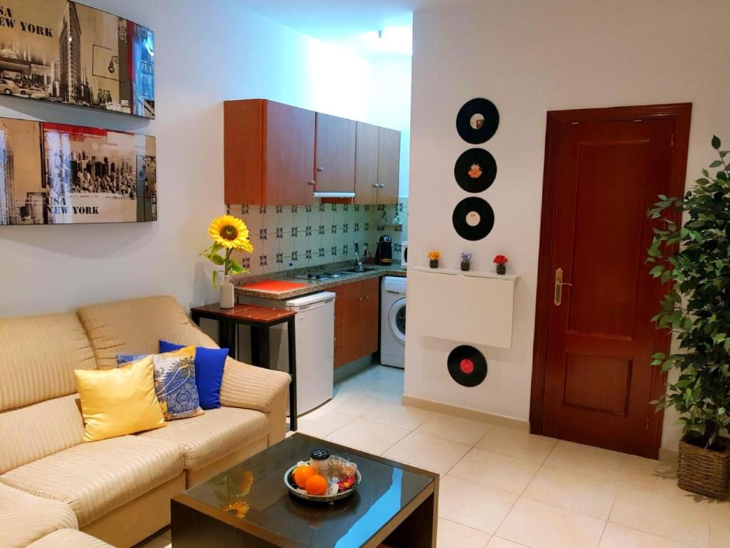- un salon avec un canapé et une table dans l'établissement Apartamento Mon Chéri, à Malaga