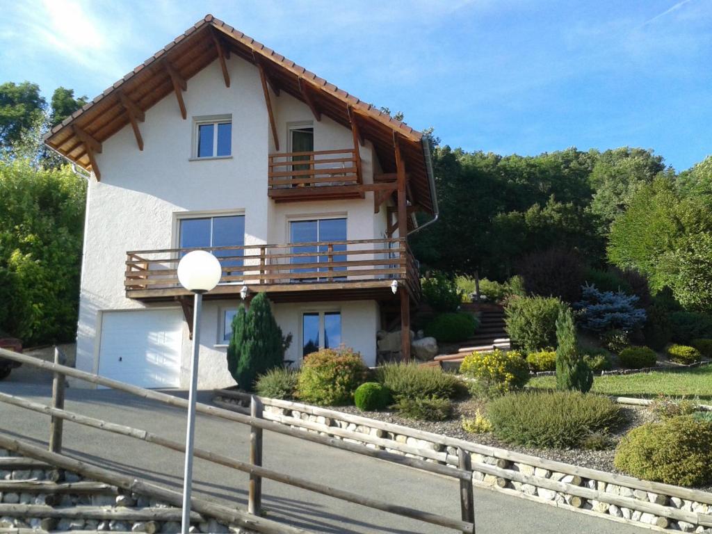a house with a balcony on the side of it at Au Studi'Ô in Saint-Bonnet-en-Champsaur