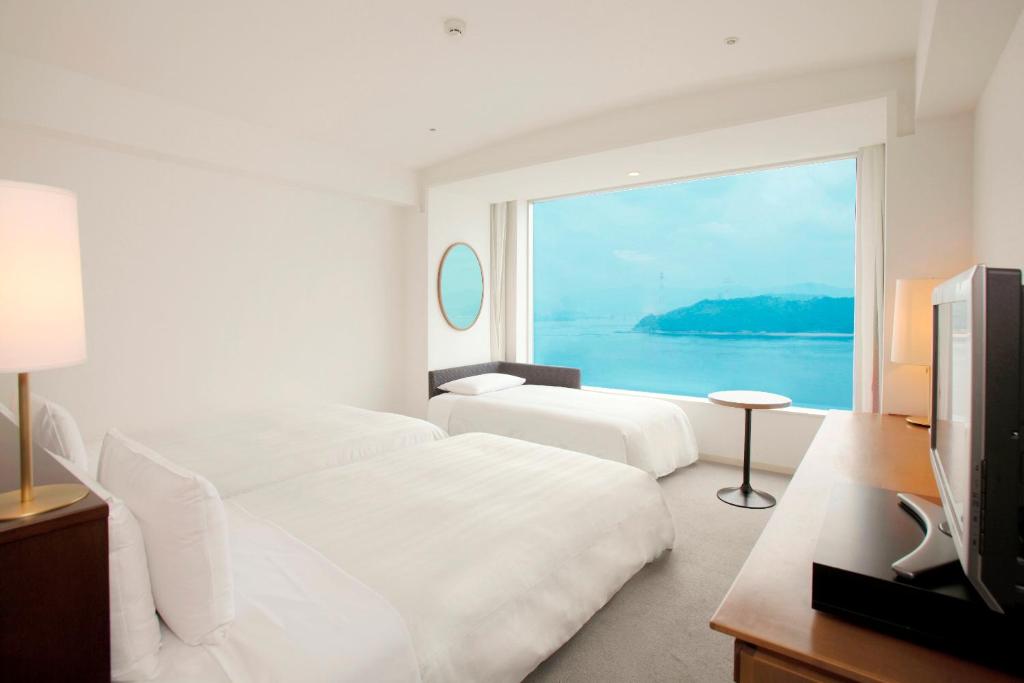 Postel nebo postele na pokoji v ubytování Grand Prince Hotel Hiroshima