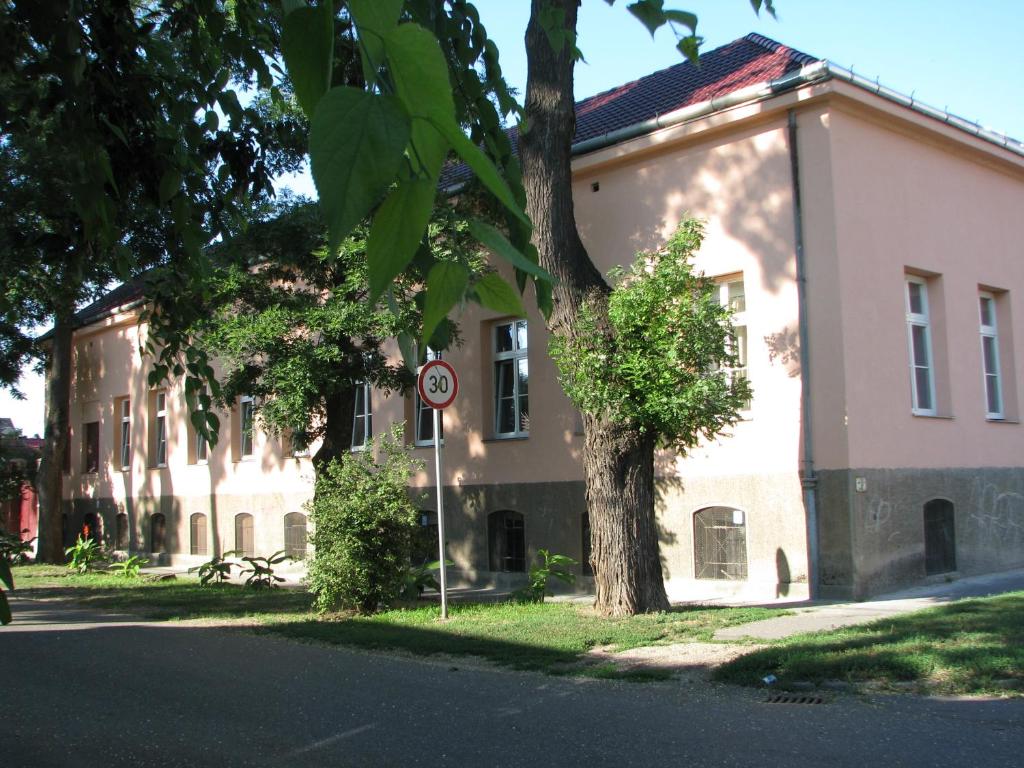 デブレツェンにあるBercsényi Vendégházの通りの前に木のある建物