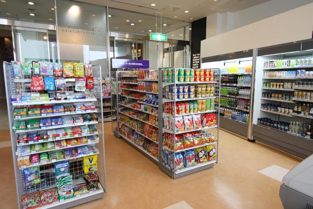 Supermarket nebo jiné obchody v  hotelu nebo okolí