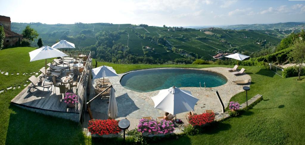 Bazén v ubytování Albergo Castiglione Langhe nebo v jeho okolí