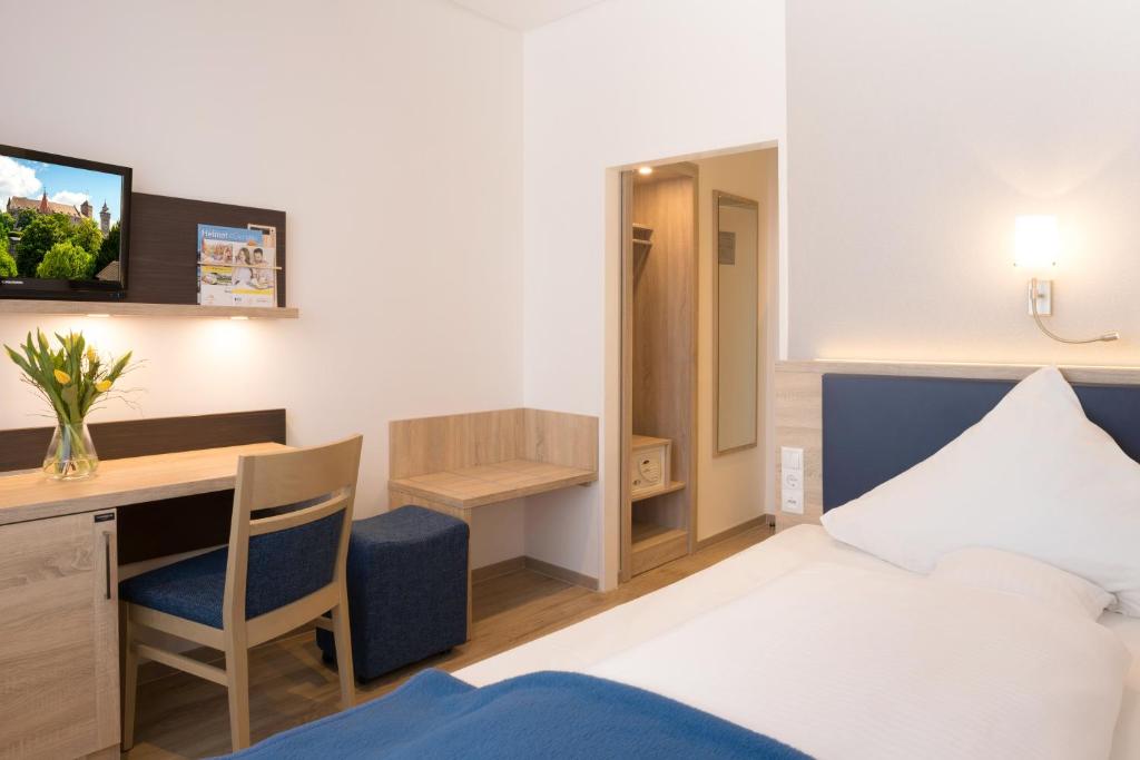 Postel nebo postele na pokoji v ubytování Ringhotel Loew's Merkur