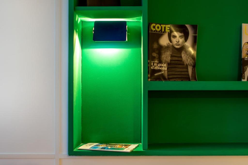 a green machine with a magazine and a poster at Hotel le Corbusier in Marseille