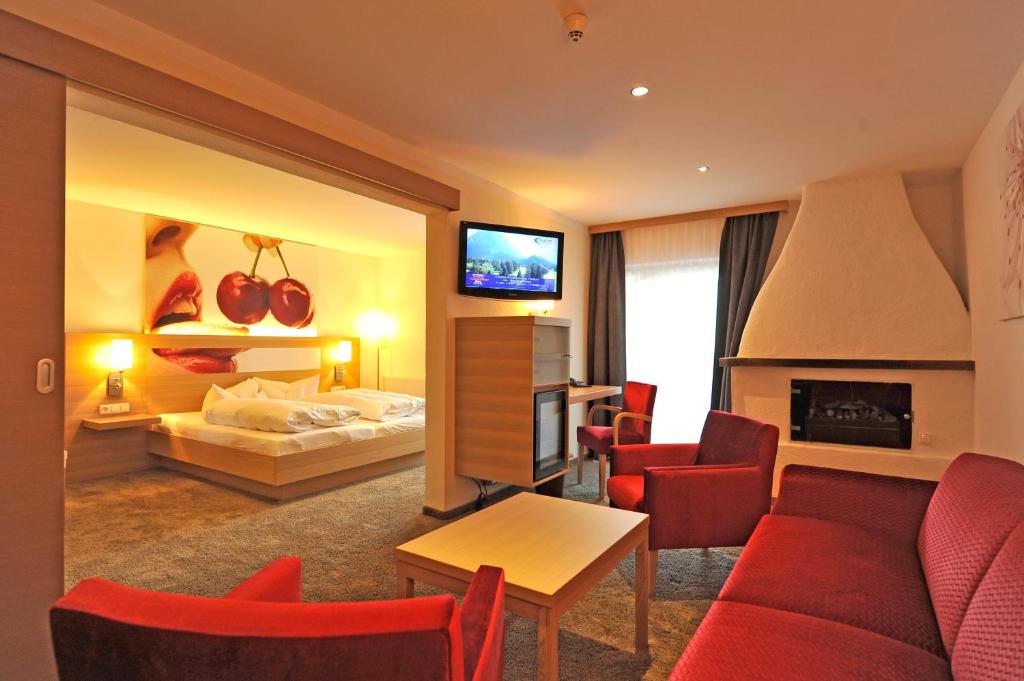Postel nebo postele na pokoji v ubytování Geniesserhotel Alpin GmbH