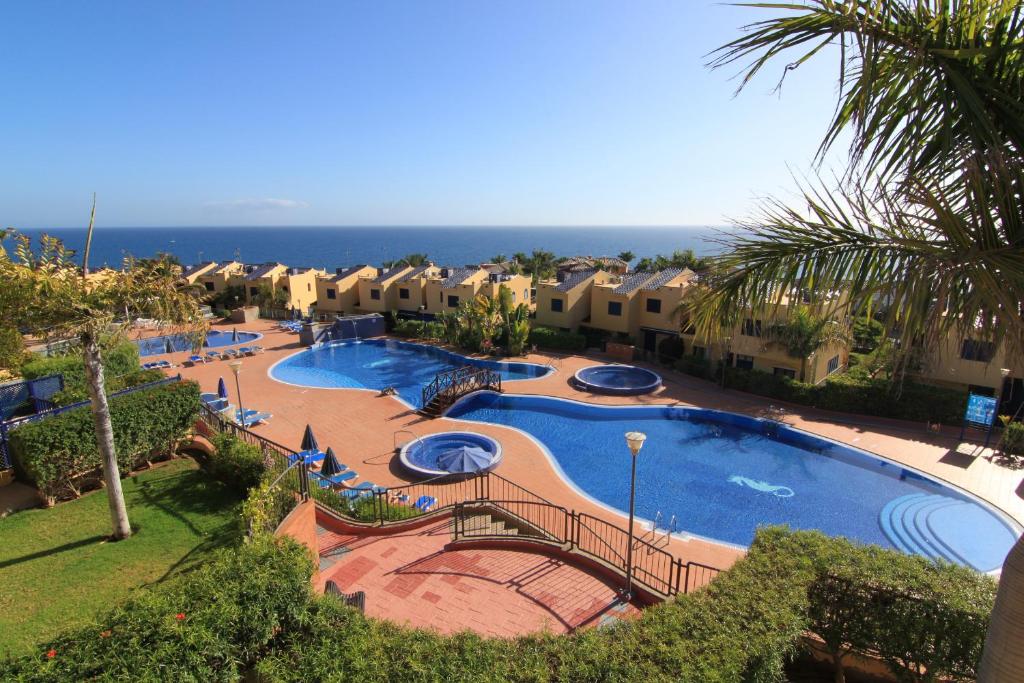 a view of a swimming pool at a resort at Bahia Meloneras in Meloneras