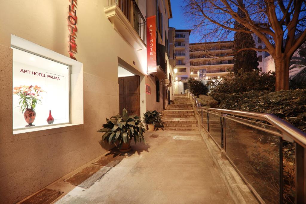 uma escada que conduz a um edifício com vasos de plantas em AH Art Hotel Palma em Palma de Maiorca