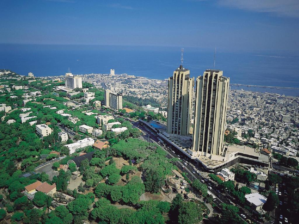 z góry widok na miasto z wysokimi budynkami w obiekcie Dan Panorama Haifa Hotel w mieście Hajfa