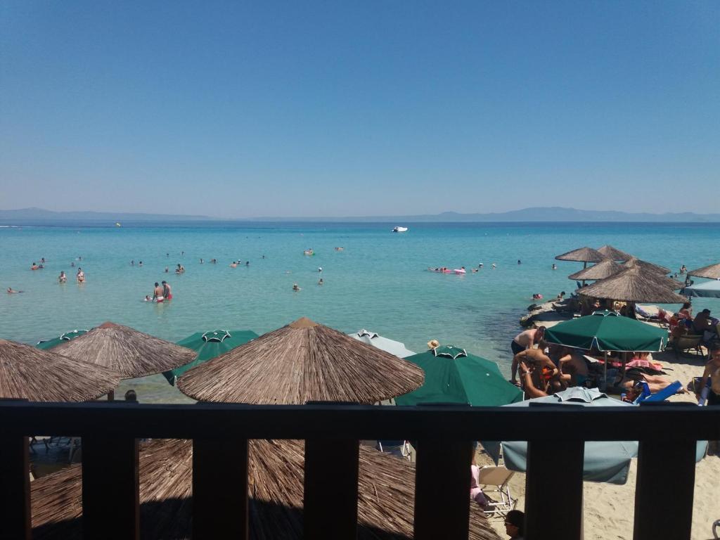 uma praia com um monte de pessoas na água em Chris -Nikol STUDIO em Kallithea Halkidikis