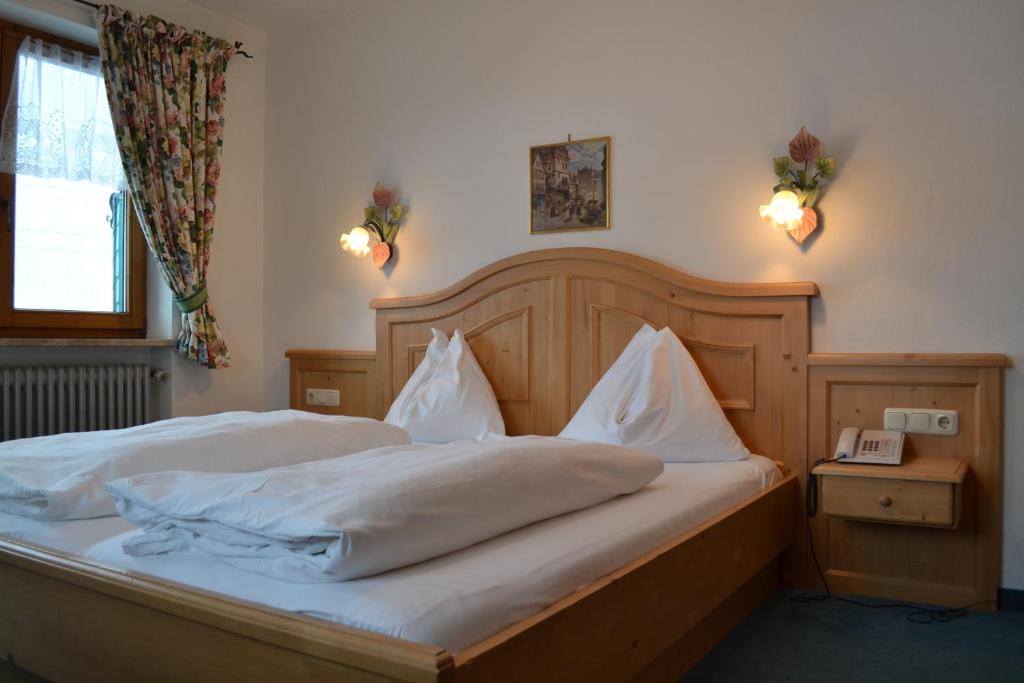 Postel nebo postele na pokoji v ubytování Hotel Aurach