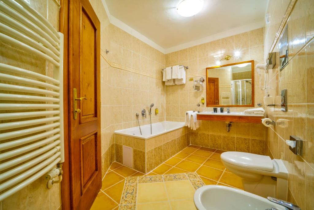 Koupelna v ubytování Josephine Old Town Square Hotel - Czech Leading Hotels