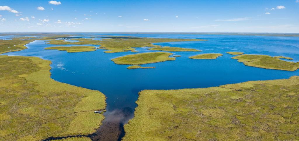 una vista aérea de las islas en un cuerpo de agua en Posada Uguay - Esteros del Iberá en Colonia Carlos Pellegrini