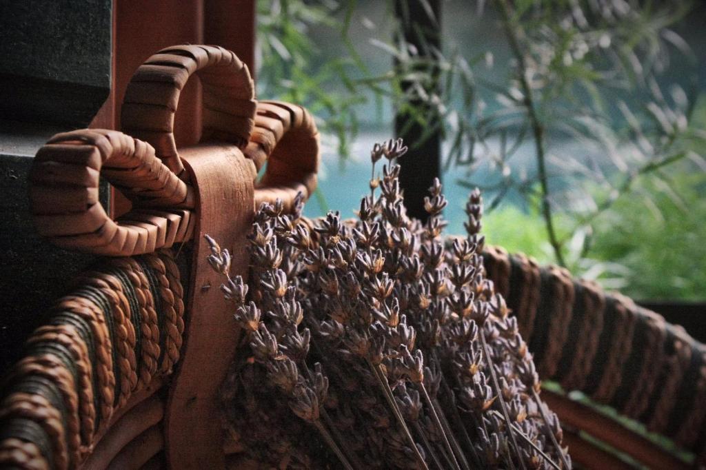 a close up of a wicker bench with a window at Guest House Lucijo in Vrboska
