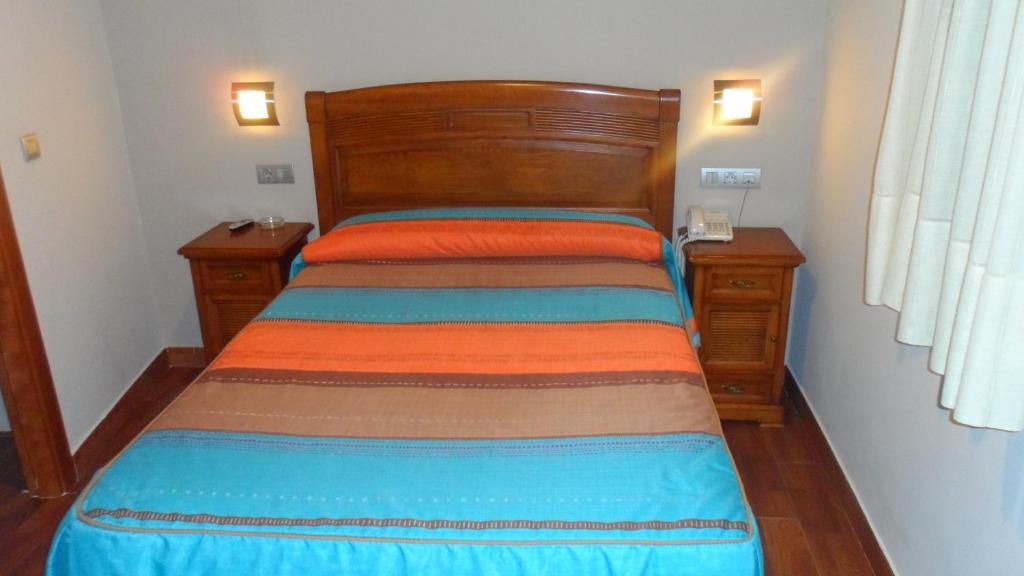 A bed or beds in a room at Hostal La Nava