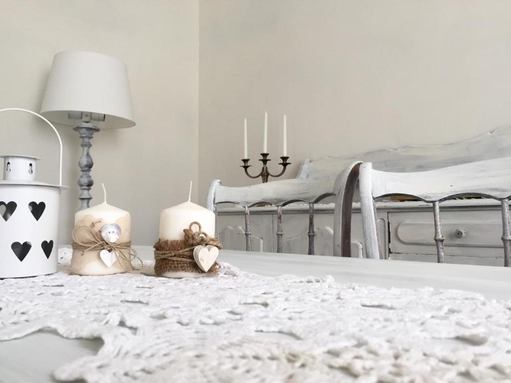 una camera da letto con un letto con due candele e una lampada di Apartment B&P a Terranuova Bracciolini